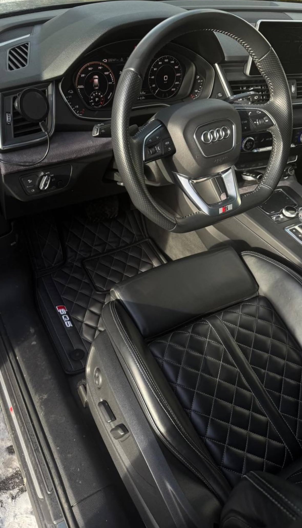 Carbon District Luxury Car Floor Mats
