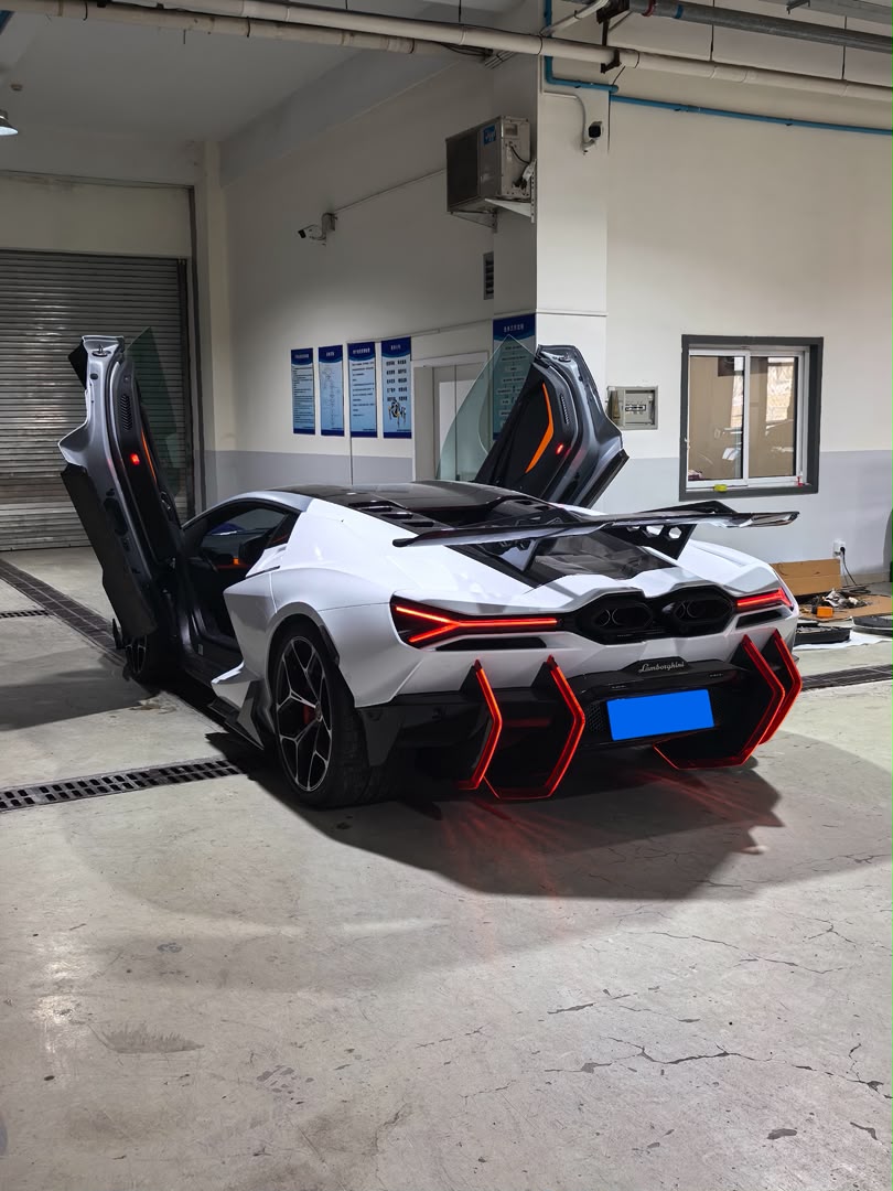 Carbon Fiber DK Style Rear Engine Cover Lid w/ Wing - Lamborghini Revuelto