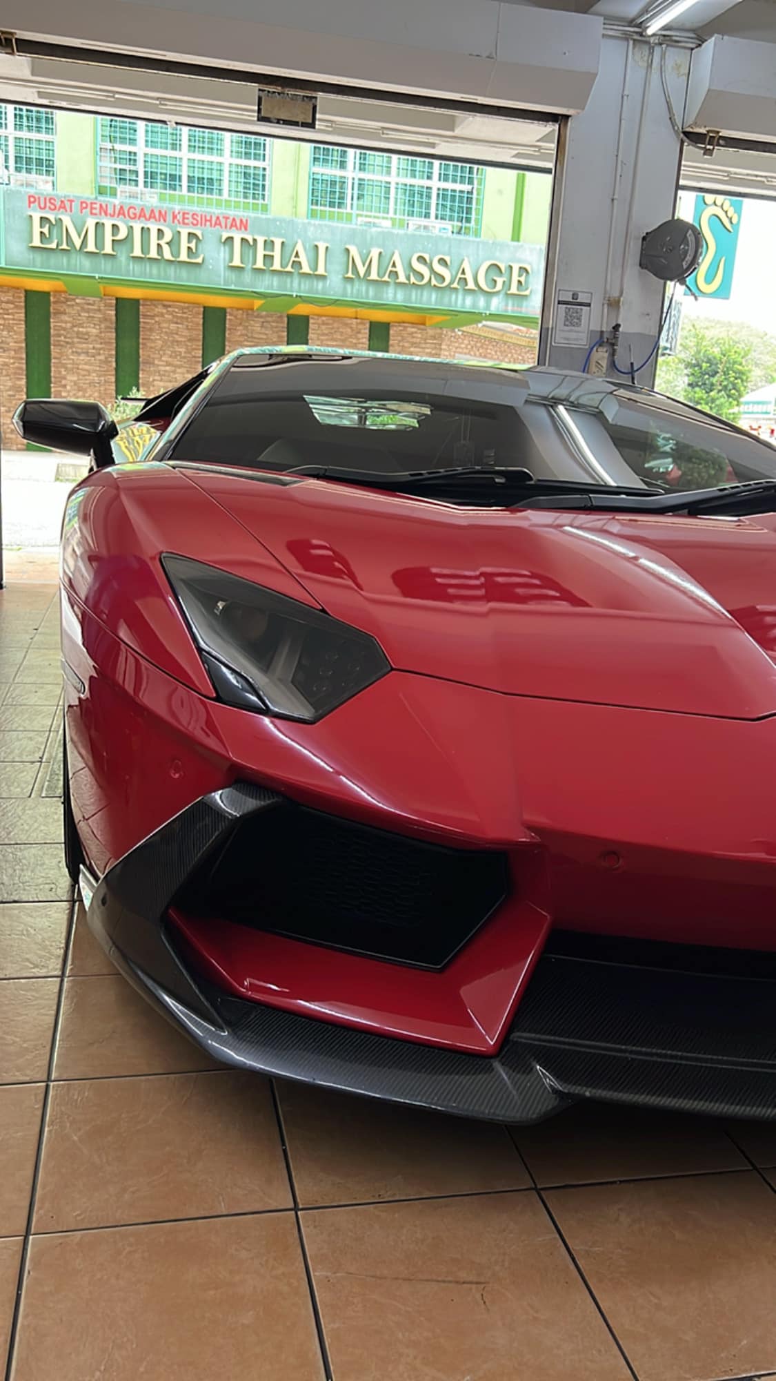 V style Carbon Fiber Front Splitter - Lamborghini Adventador LP700