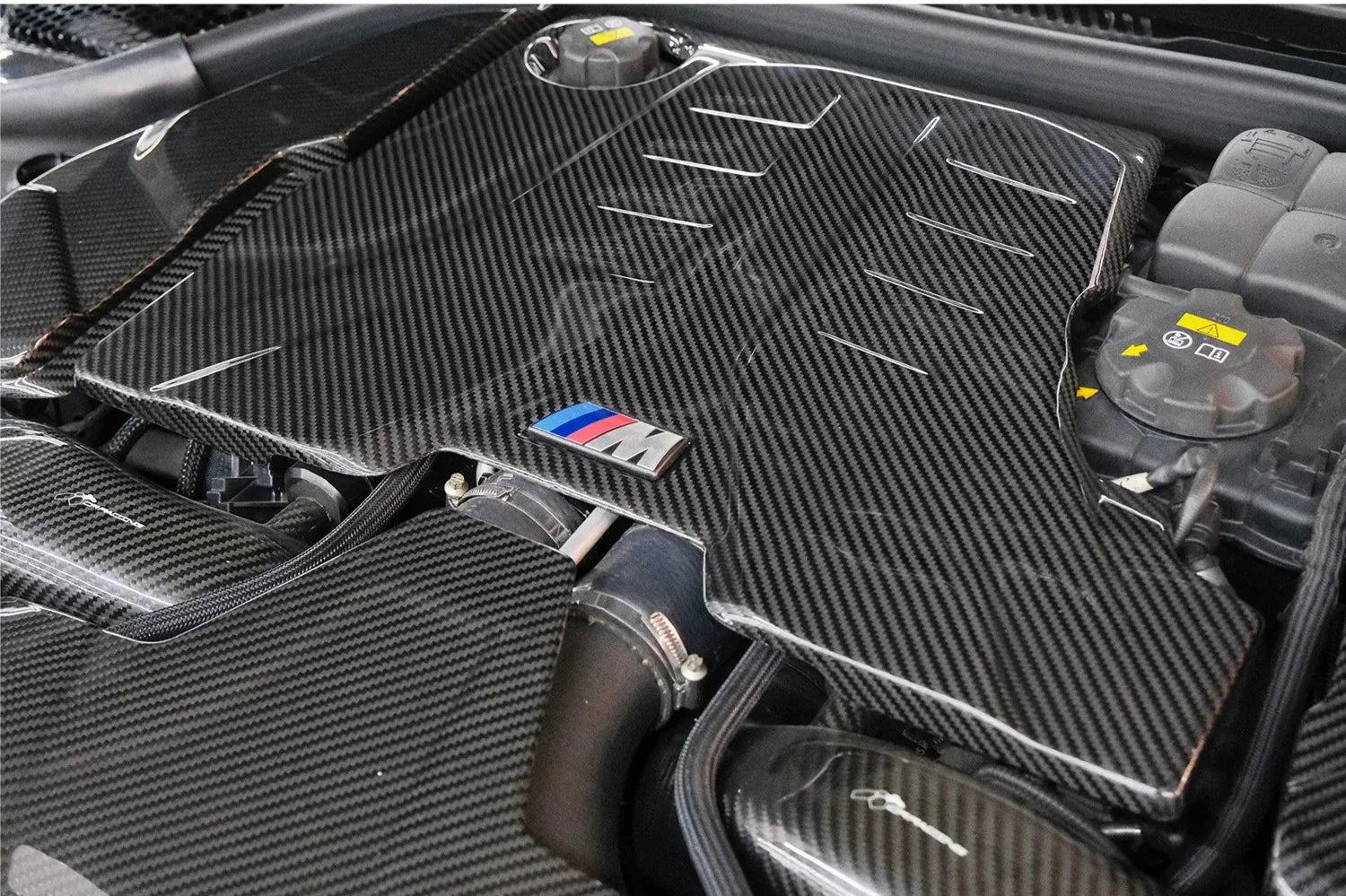 Carbon Fiber Upper Engine Cover - BMW F90 M5