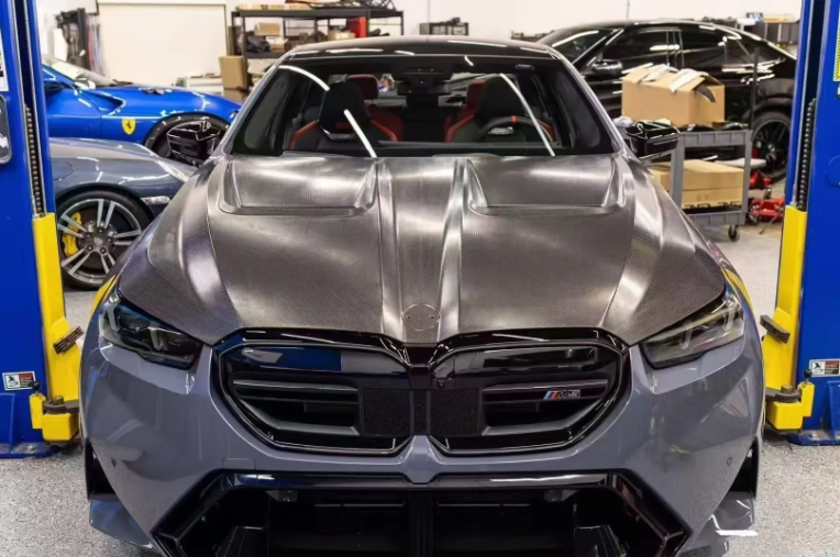 BMW G90 M5 Artisan AP Carbon Fiber Vented Hood